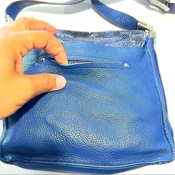 B. MAKOWSKY BLUE LEATHER REPTILE  SKIN EMBOSSED PATERN CROSSBODY BAG - Picture 3 of 16